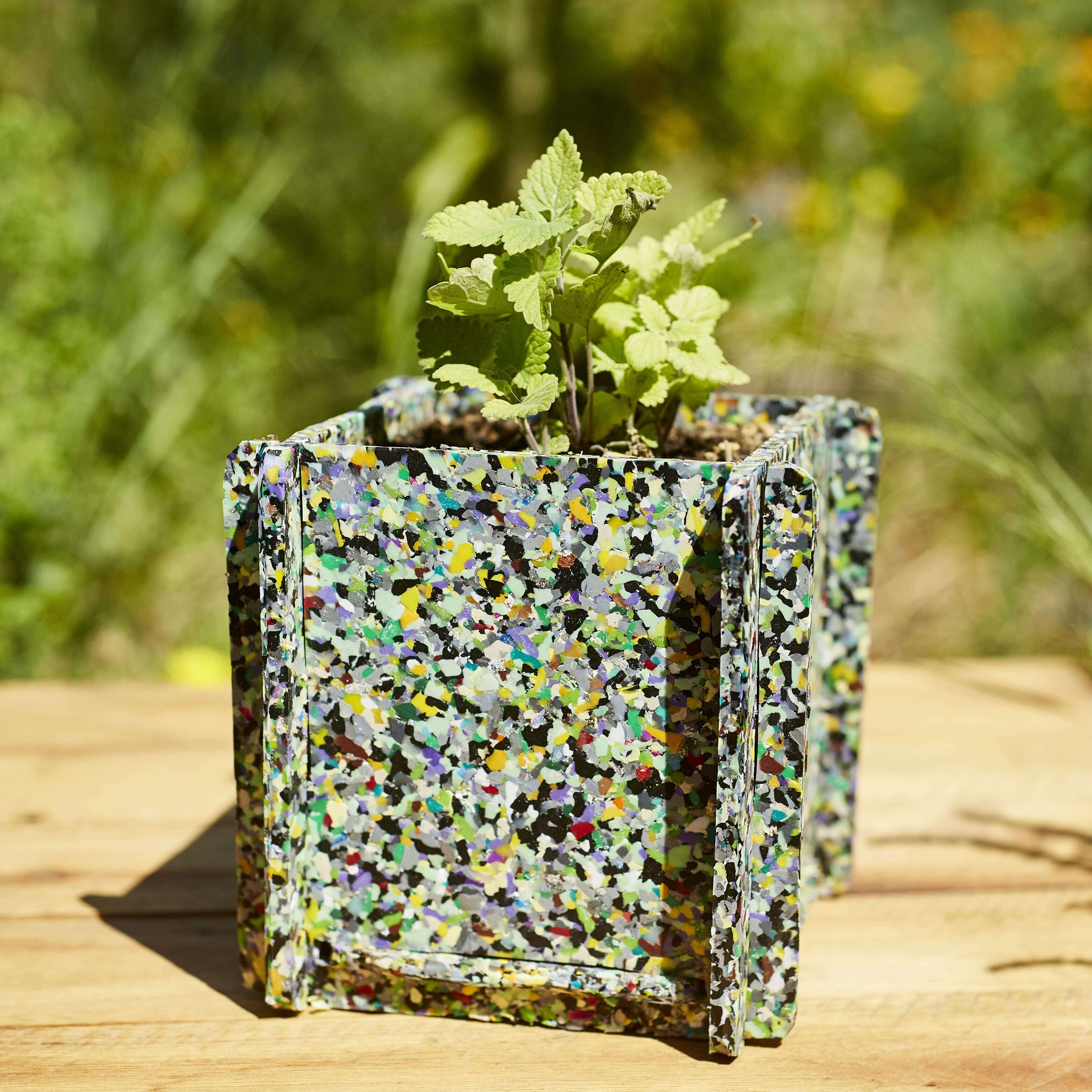 Macetero cubo plástico reciclado